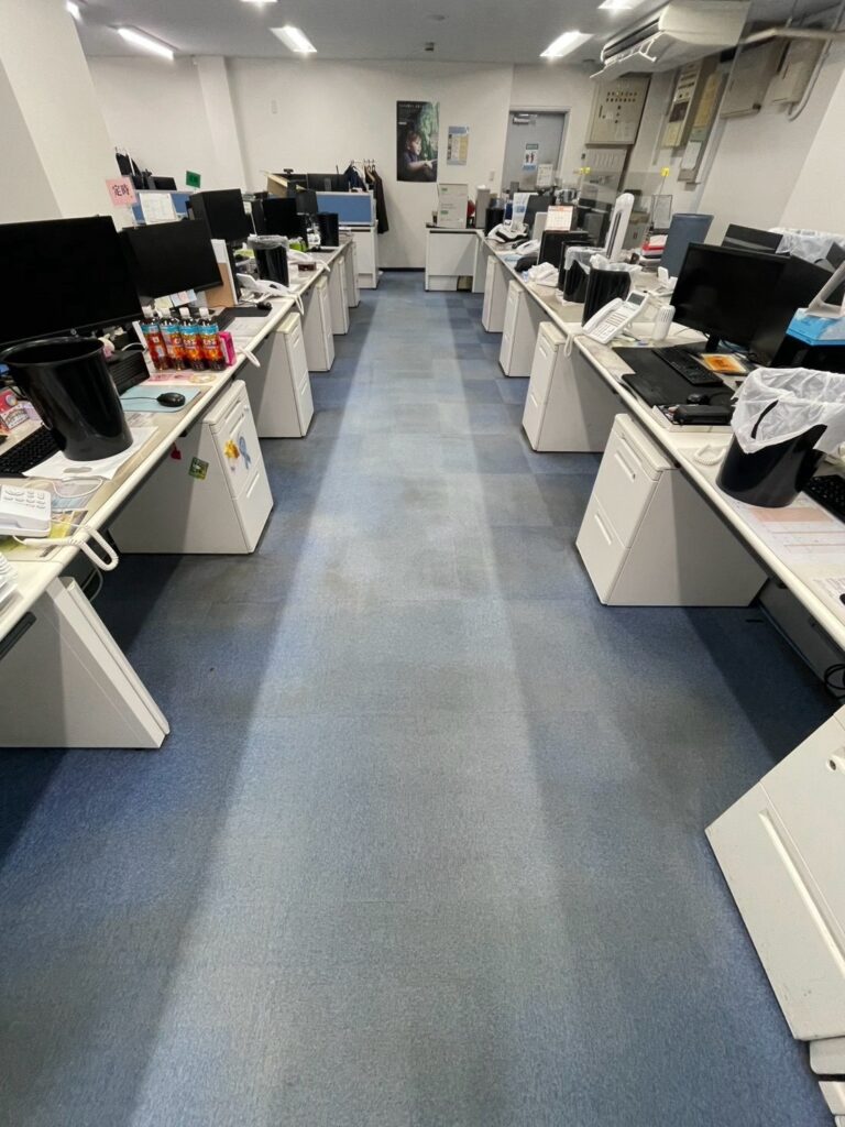【施工事例】茨木市｜オフィスのタイルカーペットを洗浄！通路の黒ずみと複合機まわりのシミを改善
