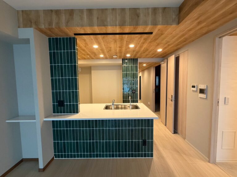 【施工事例】大阪市東成区O様邸｜ウッドパネル・磁器タイル・カウンターでリビングとキッチンをリフォーム