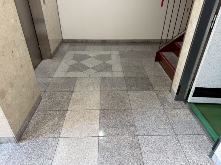 大阪市東住吉区 S社様｜エントランス御影石タイルの酸性薬品洗浄を行いました